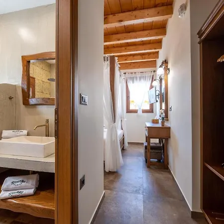 Stavlos Luxury Stone House *