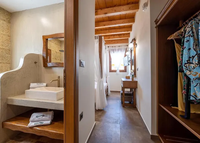 Stavlos Luxury Stone House *