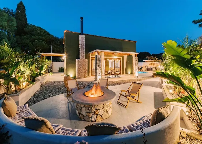 Stavlos Luxury Stone House *